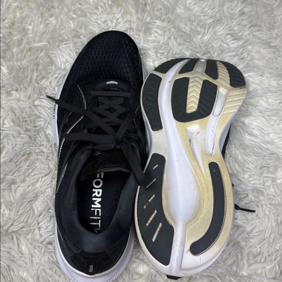 Saucony Woman’s Black and White Athletic Shoes - Picture 5 of 5